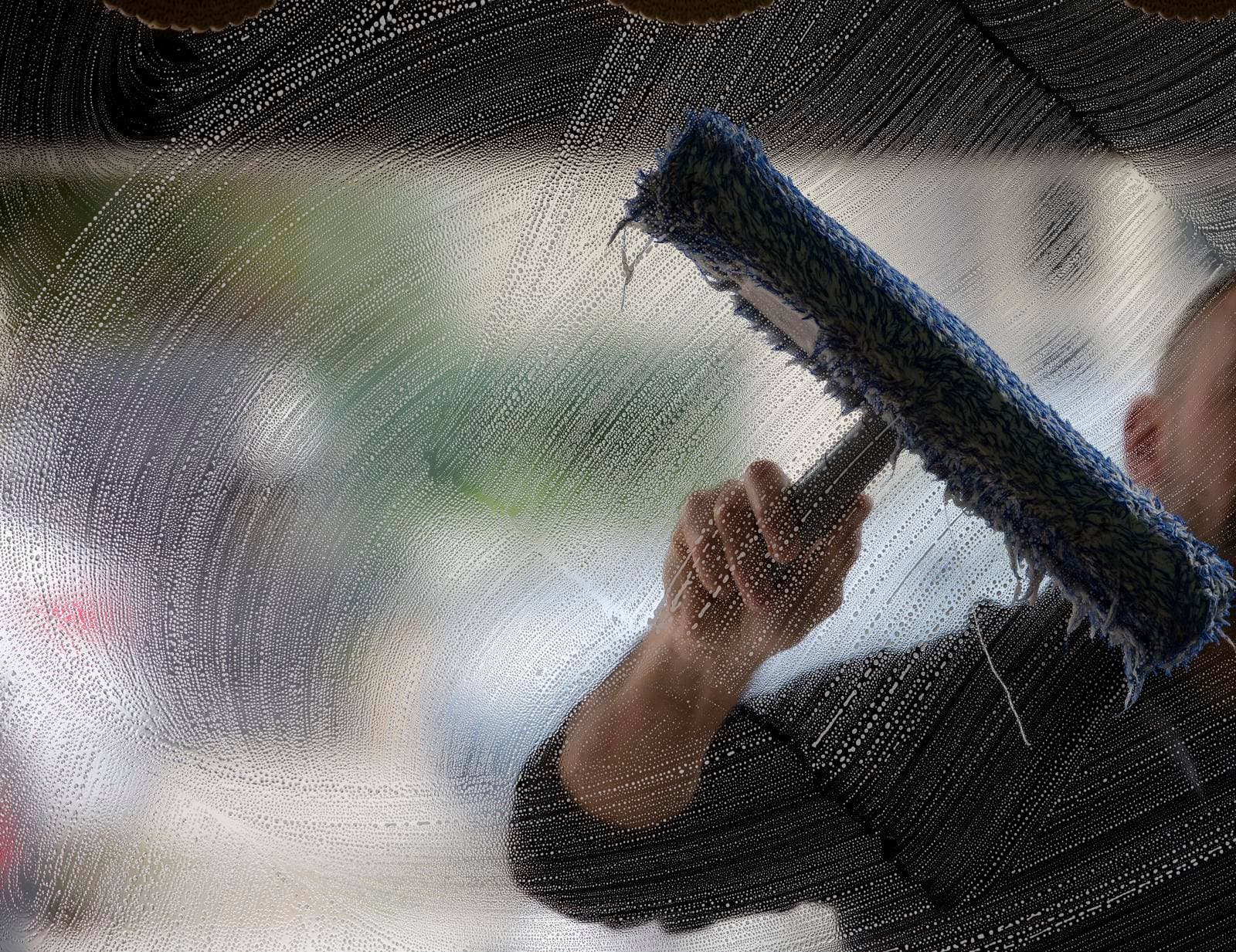Al momento stai visualizzando Pulizia Vetri Professionale
